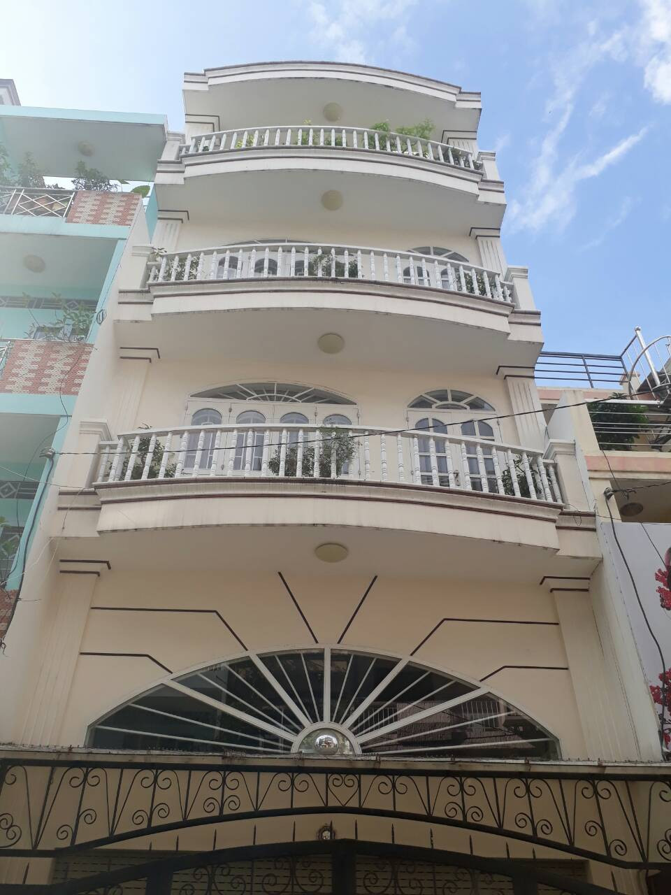 Chủ Nhà Định Cư Cần Bán Gấp Nhà Mặt Tiền Lê Hồng Phong 6 Lầu Thang Máy CN 100m2 p12 giá 24.5 tỷ.
