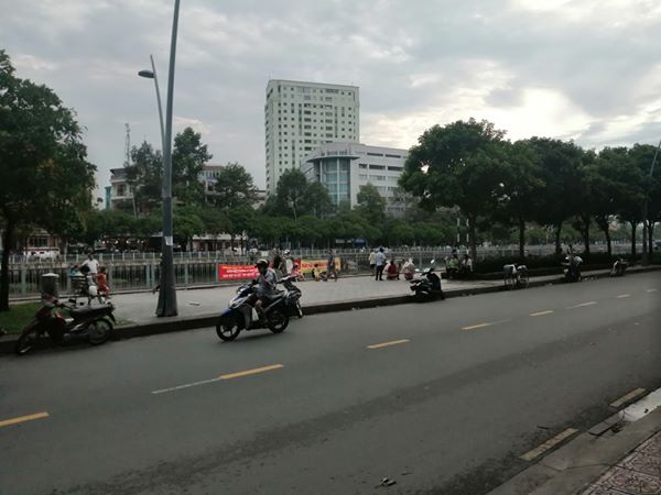 Bán nhà ngay cây xăng Lê Văn Sỹ - Q3, DT: 4.4x17m, nhà 5 tầng. Vào ở ngay