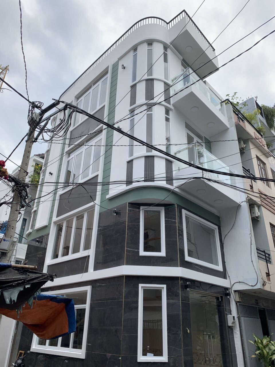 Bán nhà góc 2MT đường Trần Quang Diệu - Lê Văn Sỹ, Quận 3, DT: 5x20m 5 lầu mới xây, giá 24 tỷ TL