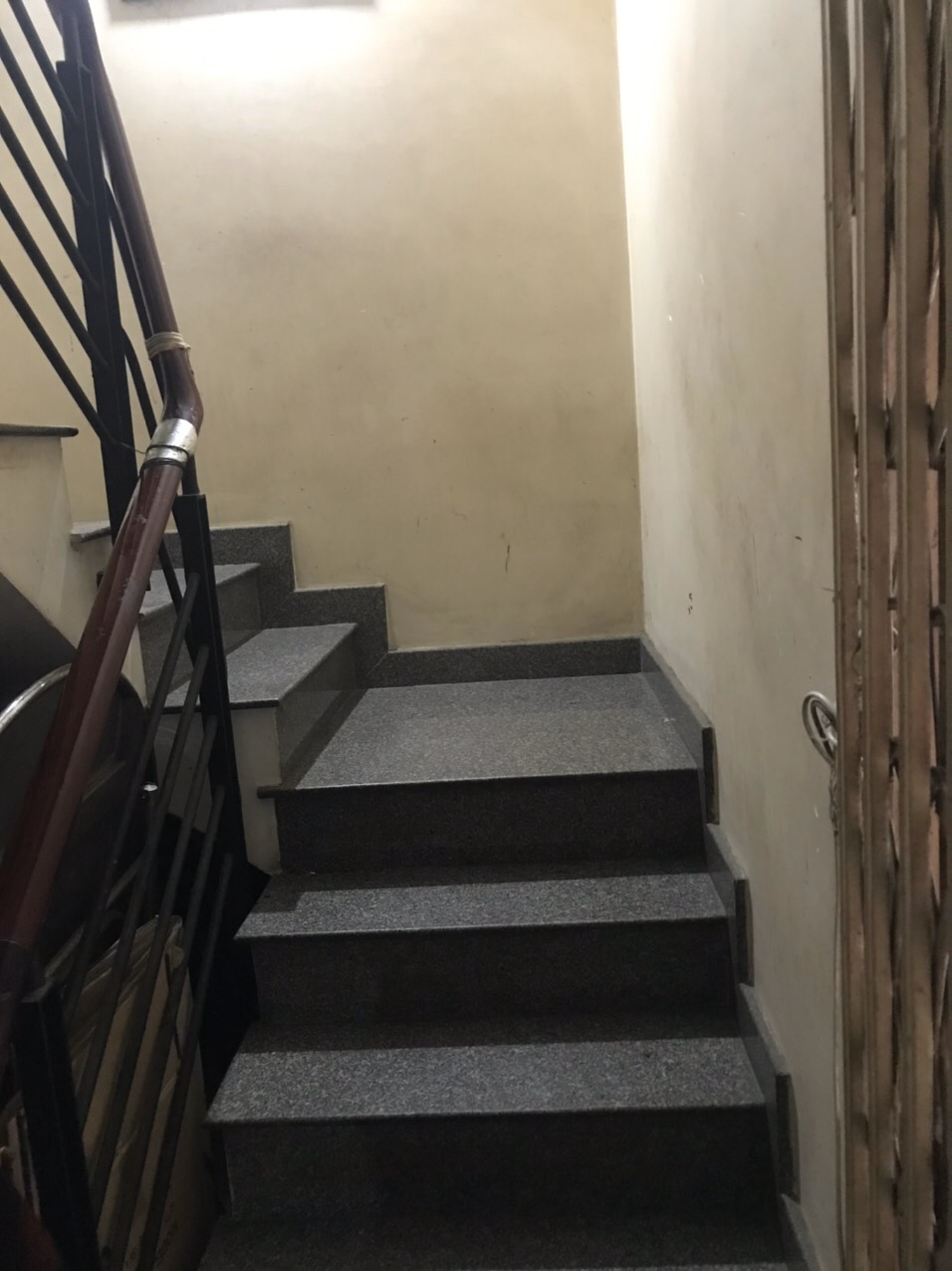 Vỡ nợ bán gấp nhà HXH Trần Hưng Đạo P.1 Q.5, gần Nguyễn Văn Cừ.