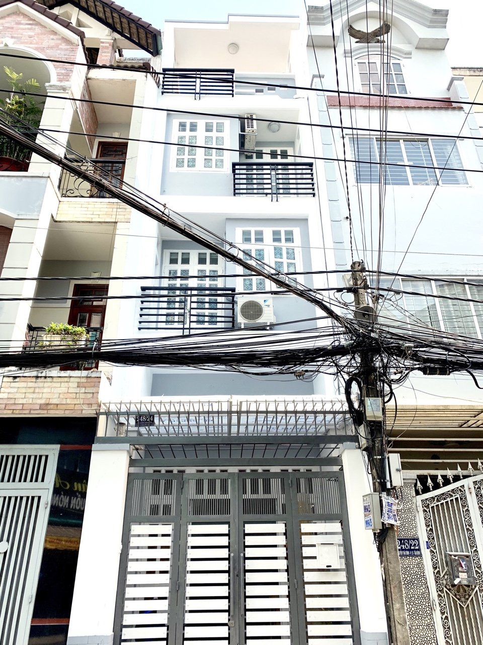 gấp nhà HXH hai mặt tiền Nguyễn Hồng Đào 4m x 15m, 3 lầu sân thượng. Giá 7.5 tỷ