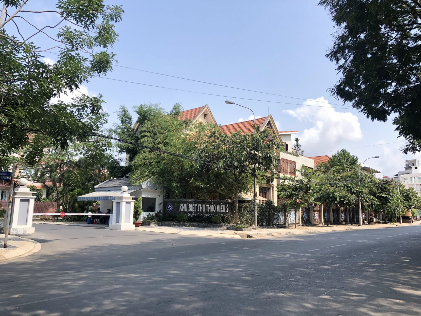 Bán đất mặt tiền, lô góc đẹp 3 mặt tiền đường Nguyễn Văn Hưởng, Quận 2