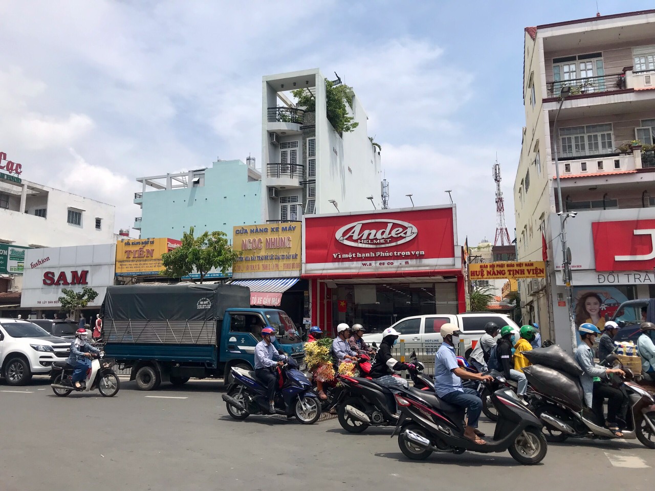 Bán nhà góc 2 mặt tiền đường Nguyễn Quang Bích - Hoàng Hoa Thám. DT: 12*15M