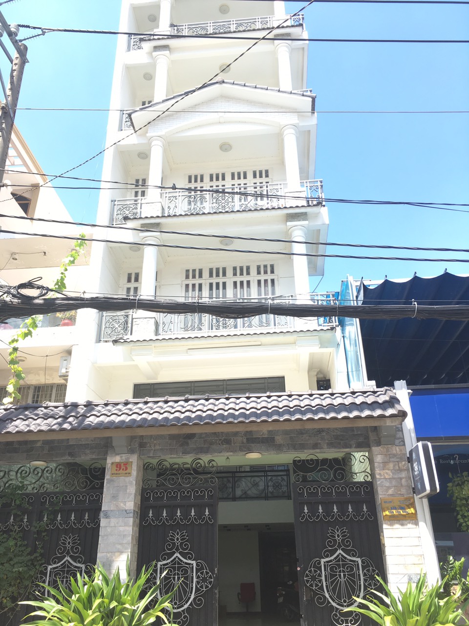 Bán nhà mặt tiền 95 Nguyễn Cửu Vân p17 q. Binhg Thạnh diện tích: 6,5x25 3l giá 31 tỷ