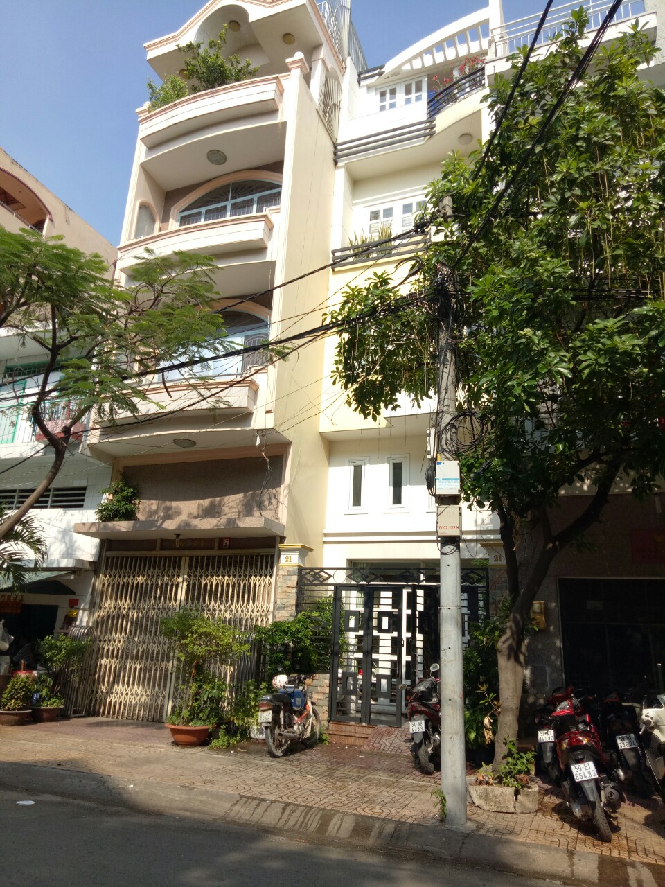  Bán nhà 6m x 25m 5 lầu đang cho thuê nguyên căn đối diện công viên MT đường Trần Phú Quận 5