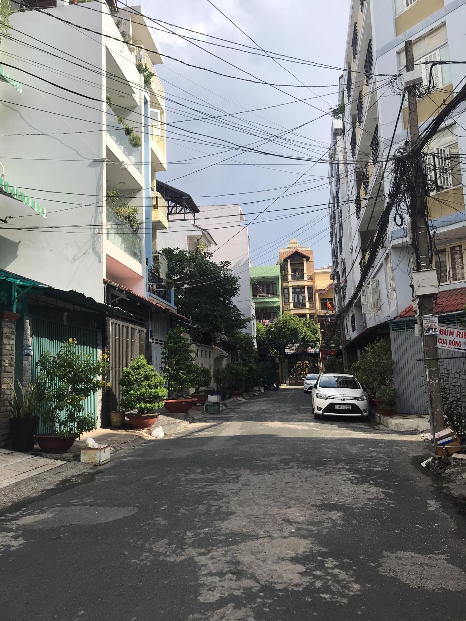 Bán biệt thự đường Hồ Văn Huê, P9 Phú Nhuận, DT: 17x11m, 1 trệt 2 lầu ST HXH 8m, giá chỉ 30 tỷ
