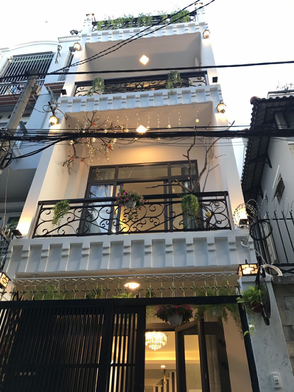 Cần tiền bán gấp nhà đường Văn Chung, P13, Tân Bình. DT 3.7x22m, 3 lầu mới đẹp ở liền