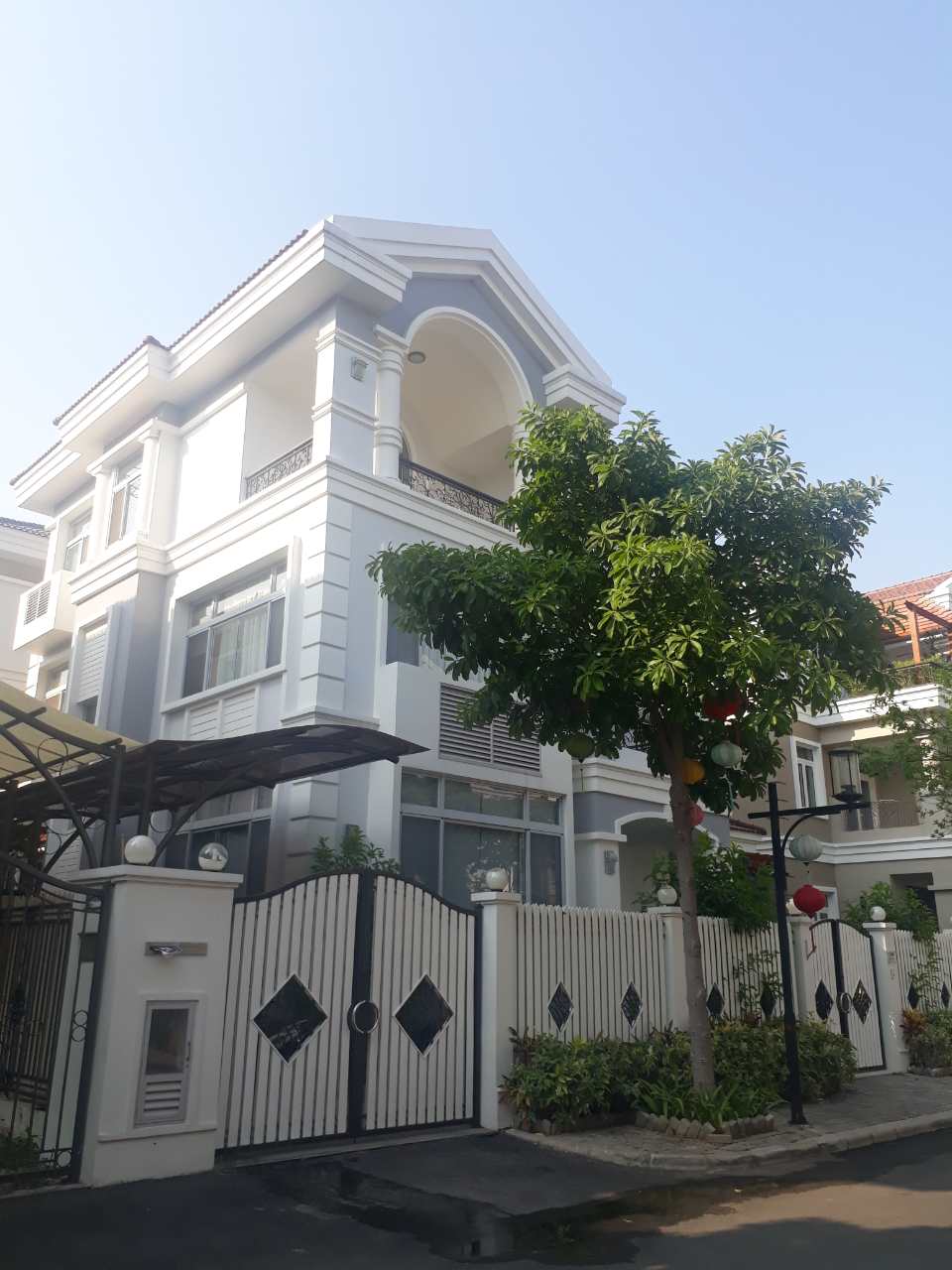Bán villa cao cấp Phường Thảo Điền, Quận 2. DT 8.5x19m, 25 tỷ. có gara oto. LH Hiệp ngay