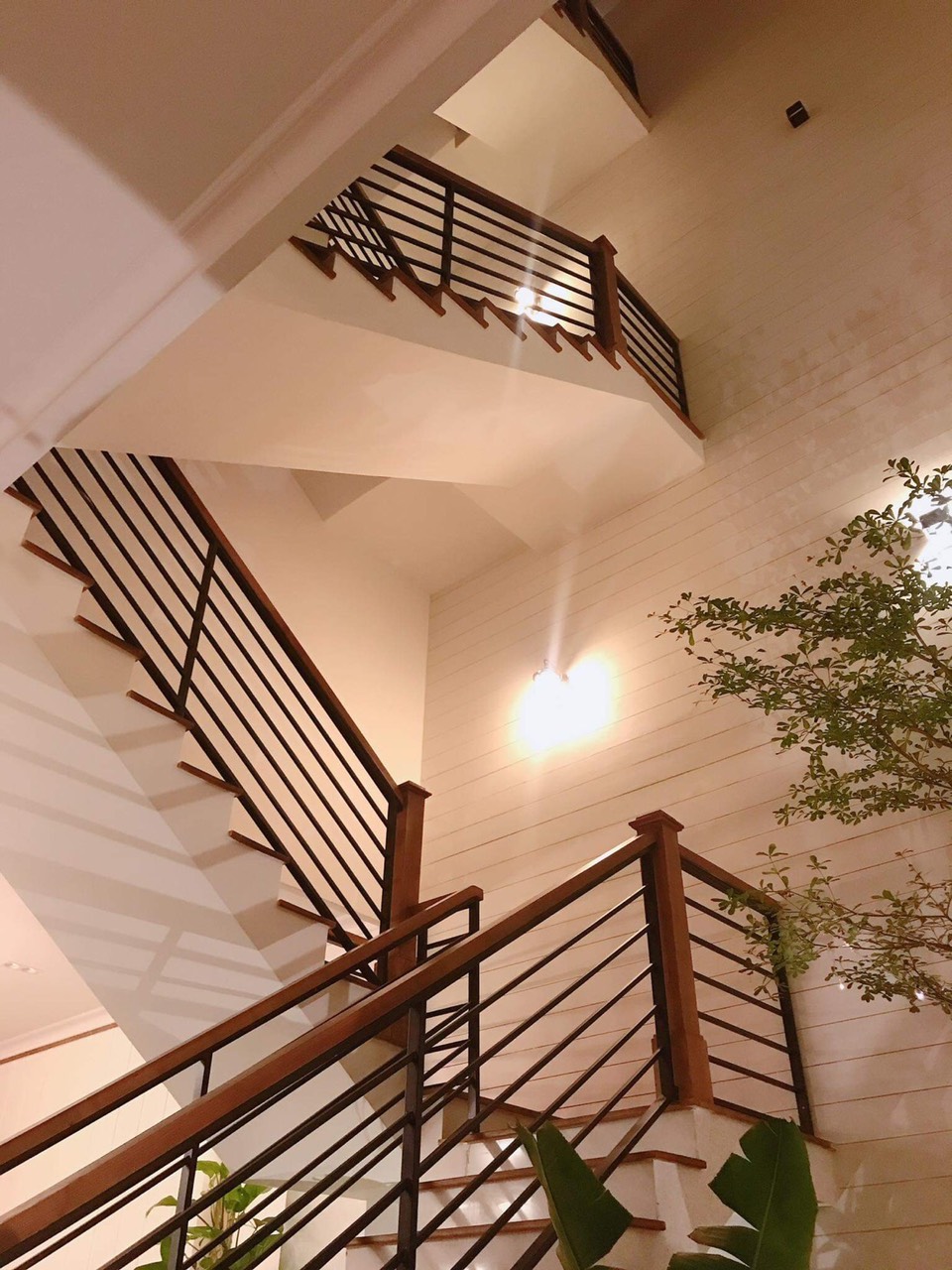 Bán nhà mặt tiền Quận 2, Kế bên Lakeview, Dt: 5x20 Trệt 2 lầu, ST, Gía: 11 tỷ .