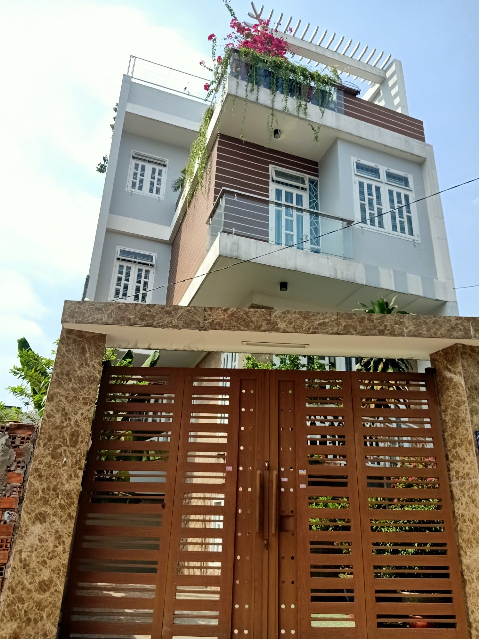 Cần bán căn nhà mặt tiền đường phạm Văn Đồng; 3 lầu; 22 tỷ