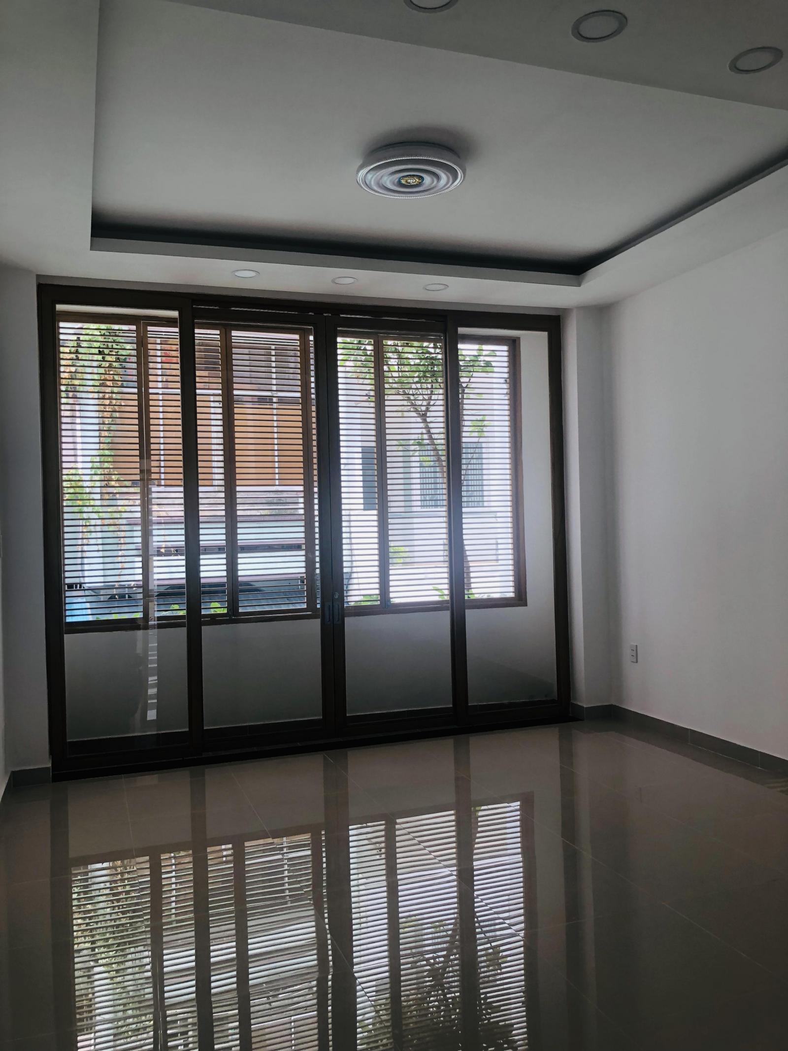 Chính chủ bán nhà MT Hồ Bá Kiện p15 q10, 150m2 đất bán chỉ 170tr/m. Lh cô Bảy 0911709779