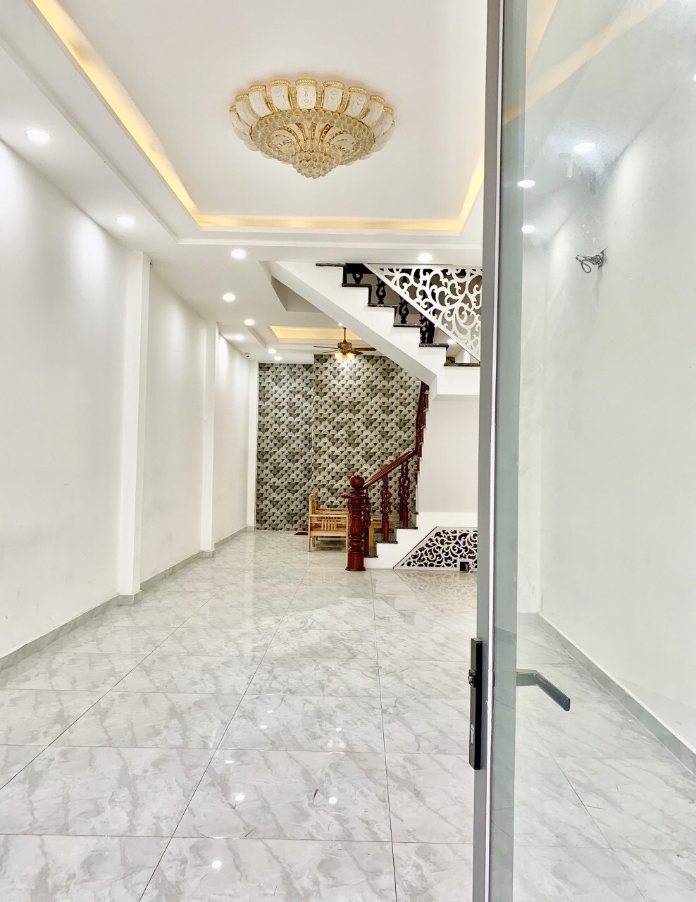 Nhà mới đẹp 100% chưa qua sử dụng, 4 tầng, đường Phạm Văn Hai, DT: 4.1 x 13m, giá: 7.3 tỷ TL