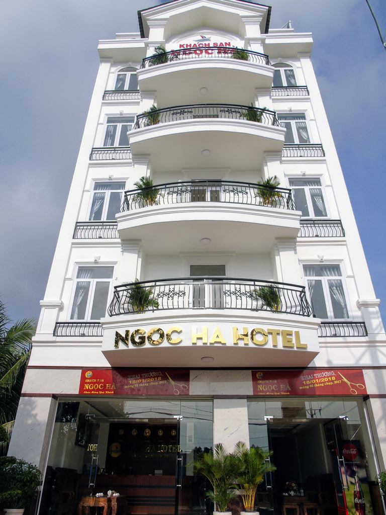 Bán gấp tòa nhà mặt tiền ngay Cộng Hòa, P.13, Tân Bình, DT: 13 x 17m, hầm 7 lầu. Giá: 51 tỷ TL
