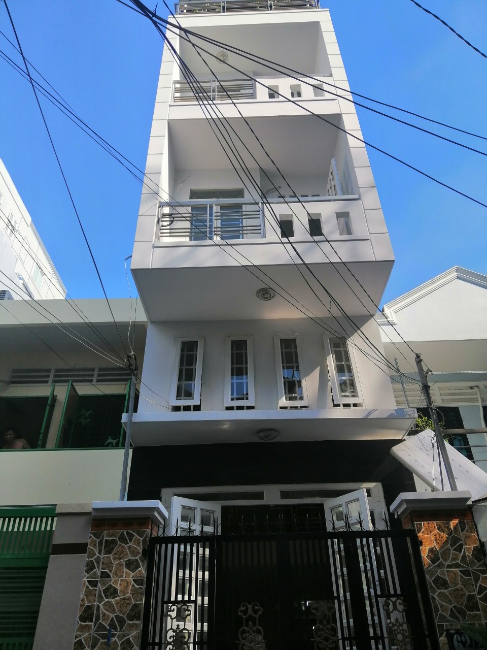 Cần bán gấp nhà mới xây 1 trệt 5 lầu gần chợ Tân Bình. DTSD: 212,3m2, khu biệt thự sang chảnh