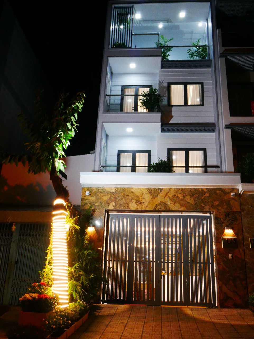 Bán nhà phố Tuyệt đẹp mt đường số Phạm Hữu Lầu, Q7, Dt 5x18m, 3 lầu,st. Giá 10,2 tỷ
