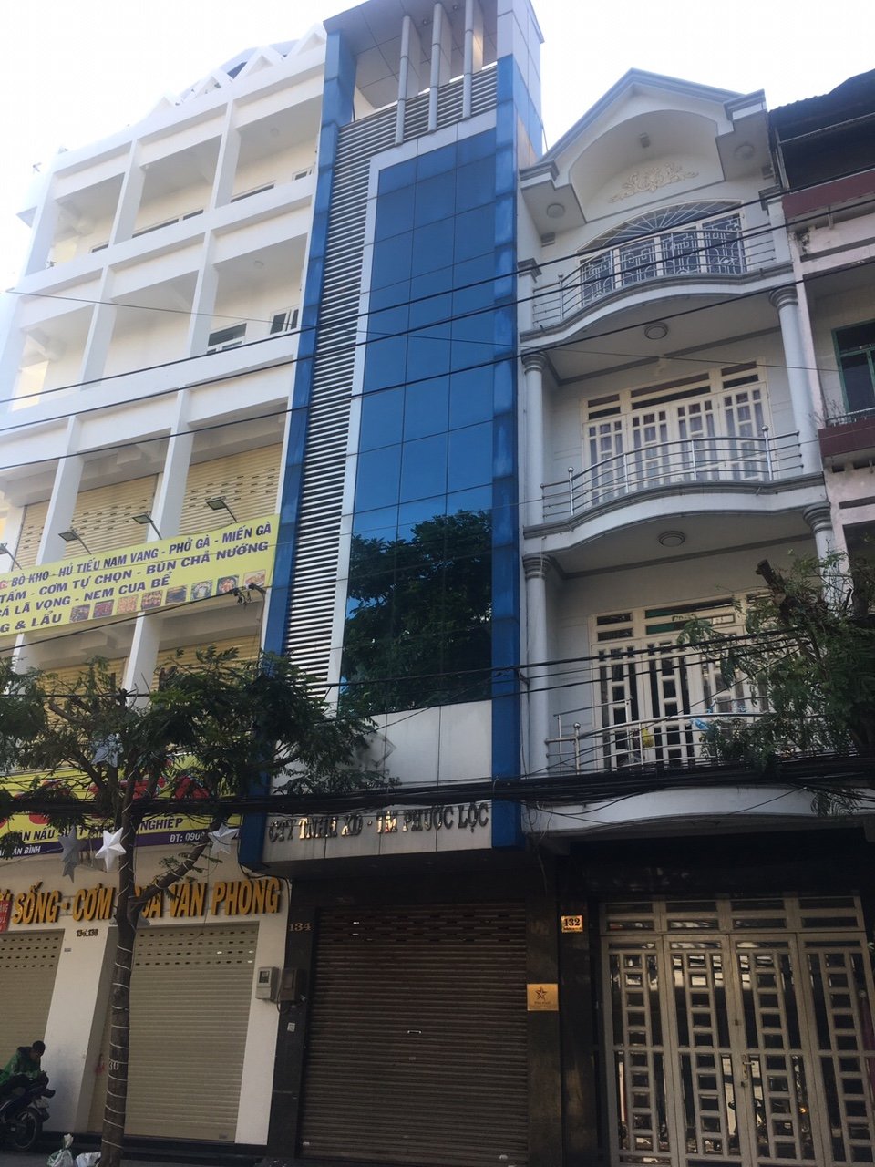 Chủ nhà kẹt tiền ngân hàng nên cần bán gấp nhà mặt tiền đường Cao Thắng, phường 2, quận 3.