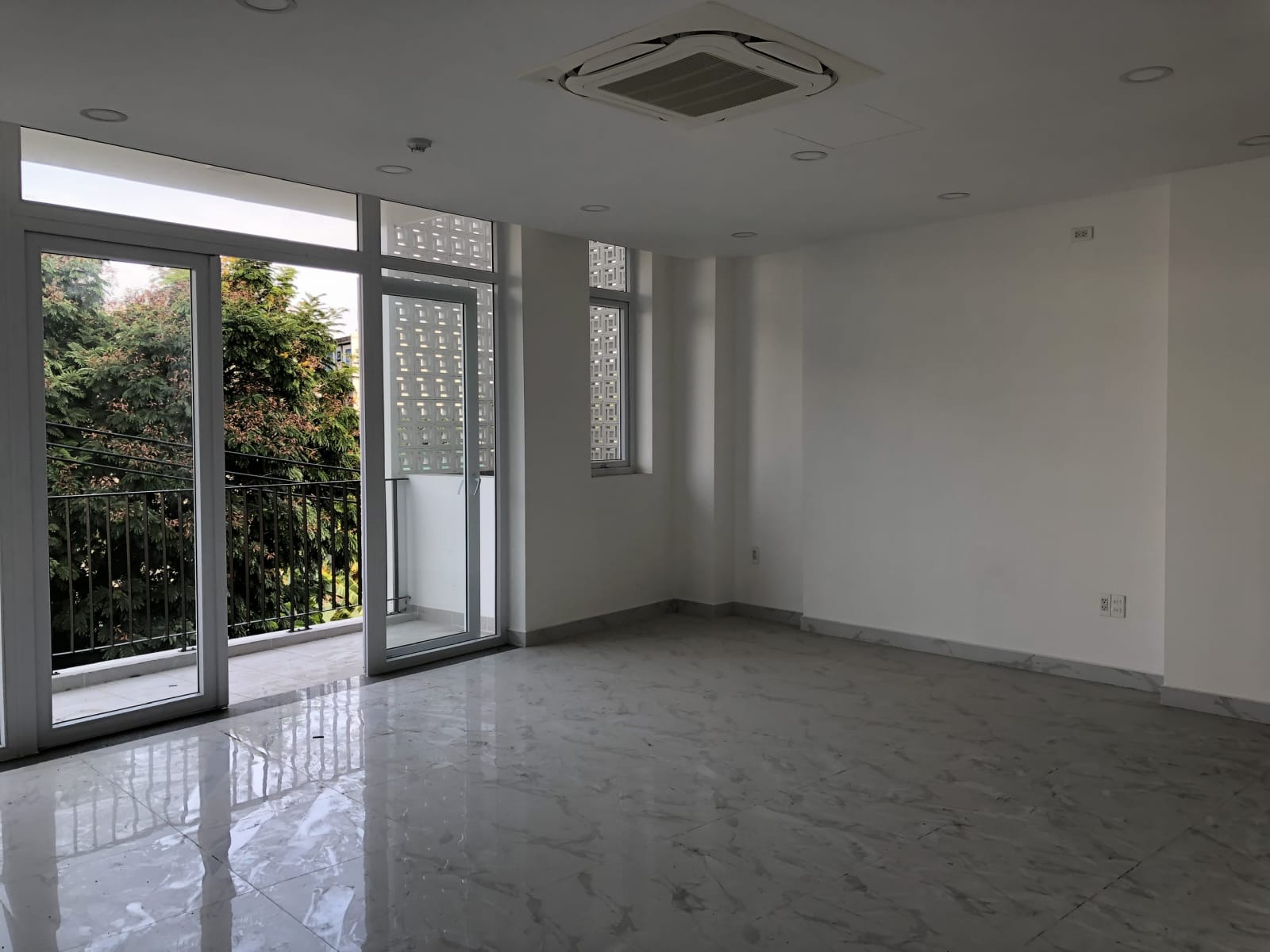 Kẹt tiền nên bán gấp tòa văn phòng 700m2 mới xây xong tại Bình Thạnh view sông tuyệt đẹp