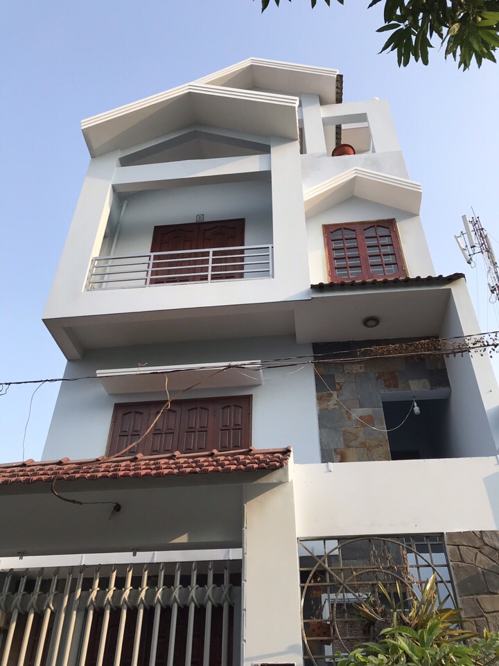 Mặt tiền 2 lầu Q5 giá 7.5 tỷ. Thuê 20 triệu/tháng.