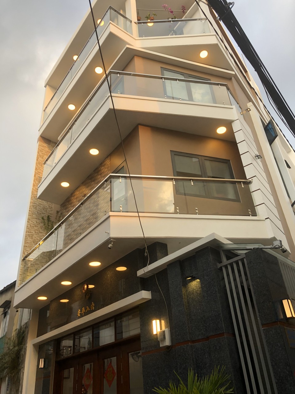 Bán gấp MT khu Lãnh Binh Thăng, 4 x 17m, 5 lầu, chỉ 13 tỷ 6 rẻ hơn thị trường 1 tỷ, Q.11