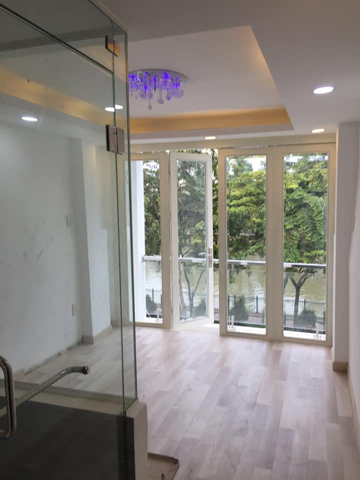 Bán nhà MT Lạc Long Quân, DT: 4m2 x 14m, chỉ vỏn vẹn 14 tỷ 3, Phường 5, Q.11, LH: 0915190011
