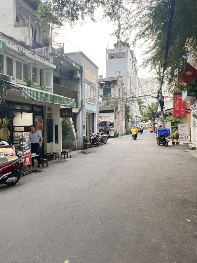 Bán gấp nhà 2 lầu mặt tiền đường Đoàn Như Hài Quận 4.