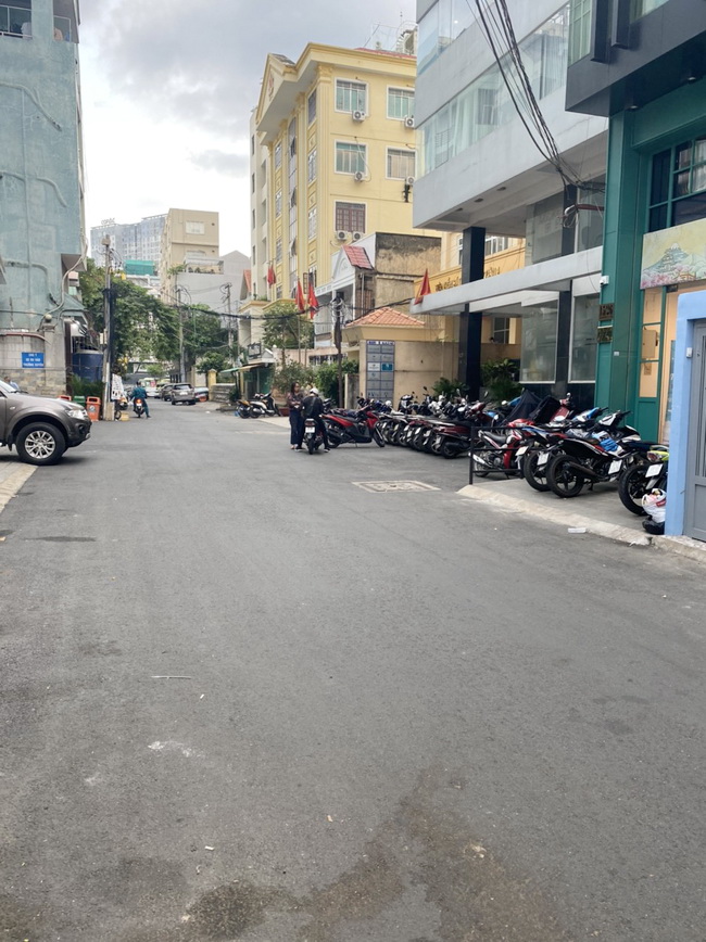 Bán gấp nhà 2 lầu mặt tiền đường Đoàn Như Hài Quận 4.