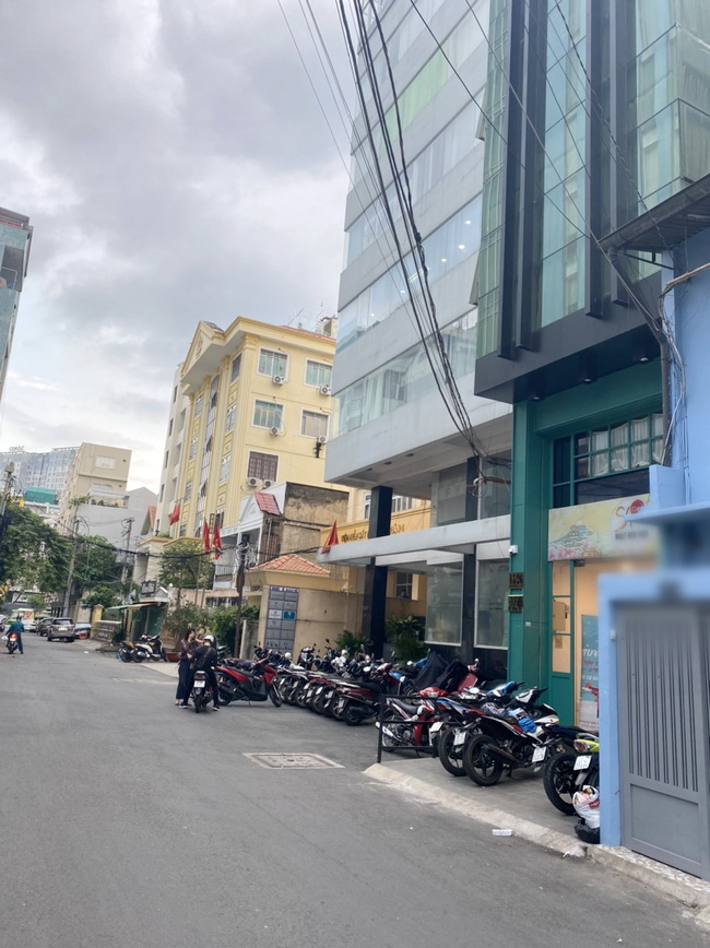 Bán gấp nhà 2 lầu mặt tiền đường Đoàn Như Hài Quận 4.