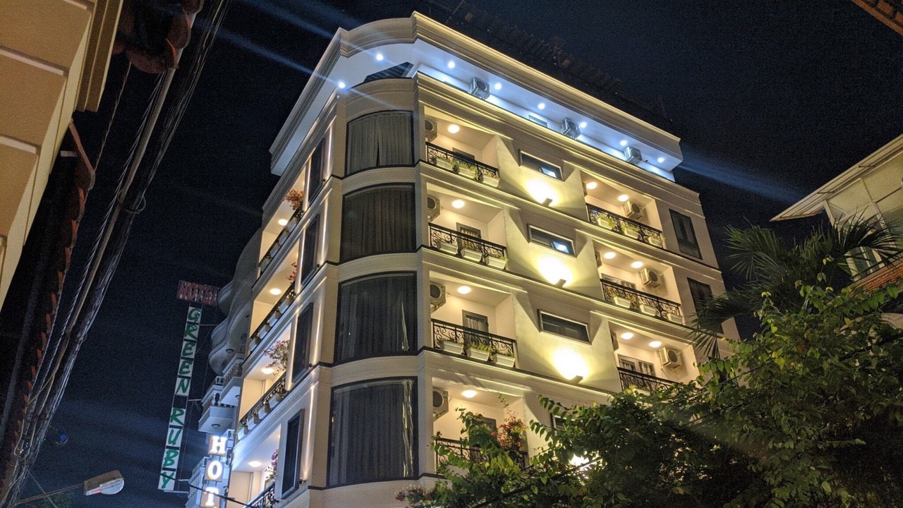 Bán khách sạn khu Đệ Nhất Hoàng Việt quận Tân Bình, DT 8x20m, 7 lầu, đang cho thuê 144,697 triệu/th