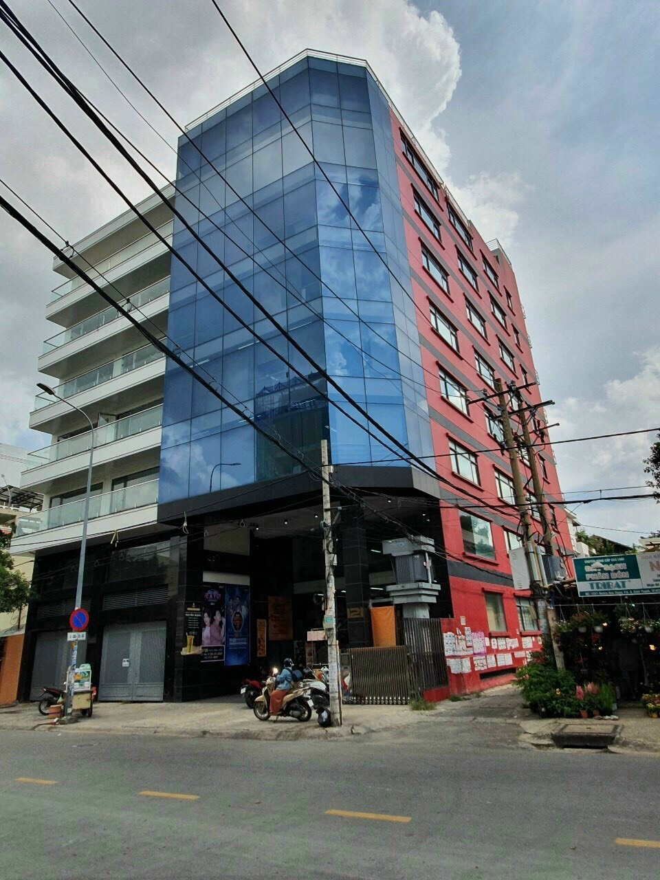 Bán gấp BUILDING 2 mặt tiền đường Đồng Đen. DT: 15*9M, 7 Tầng. Chỉ 42.9 tỷ