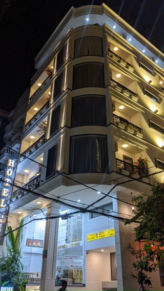 Bán khách sạn góc 2 mặt tiền Châu Văn Liêm, Q. 5, DT: 17x20m, hầm 7 lầu, 50 phòng, giá 180 tỷ TL