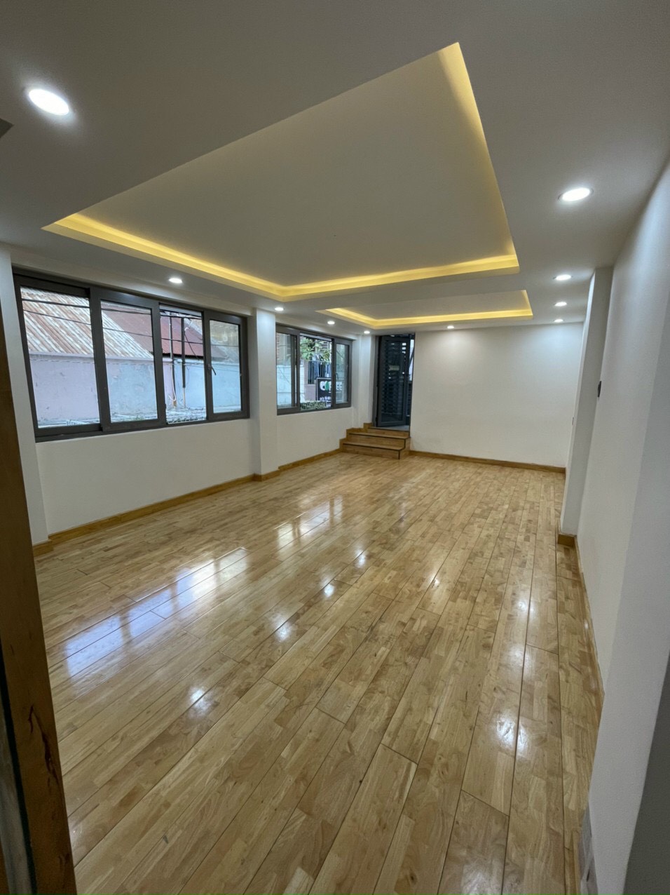 Bán nhà góc 2MT đường Trần Hưng Đạo, giáp Quận 1, DT (5.6x17m) 4 tầng mới, nội thất cao cấp