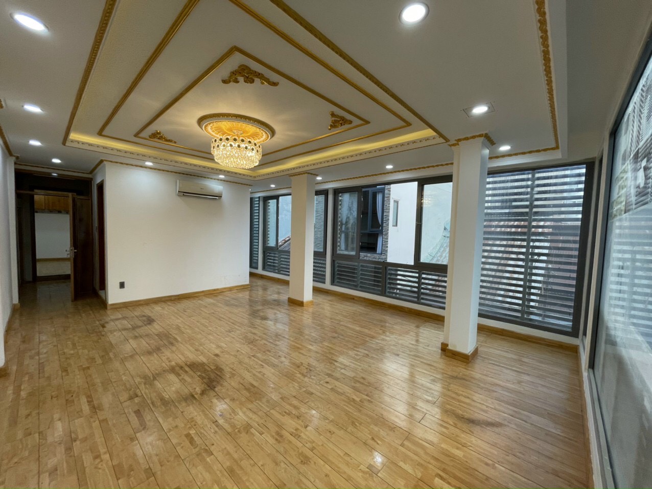 Bán nhà góc 2MT đường Trần Hưng Đạo, giáp Quận 1, DT (5.6x17m) 4 tầng mới, nội thất cao cấp