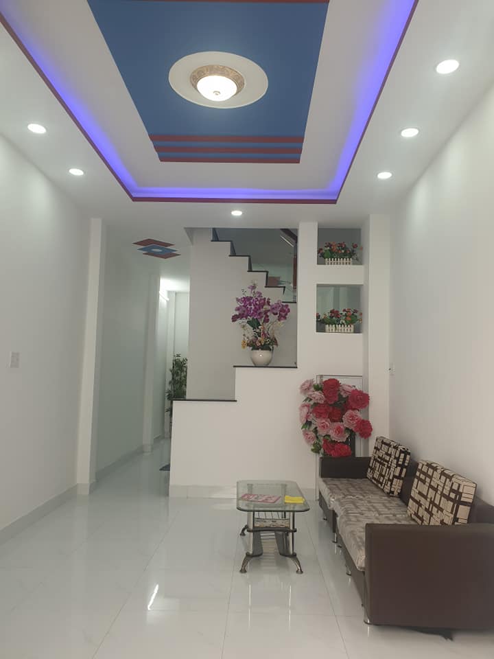 Bán nhà Lê Văn Sỹ, Hẻm xe hơi, 42m2, 3PN, Nhà đẹp lung linh, đầy đủ nội thất. Giá 4,4 tỷ