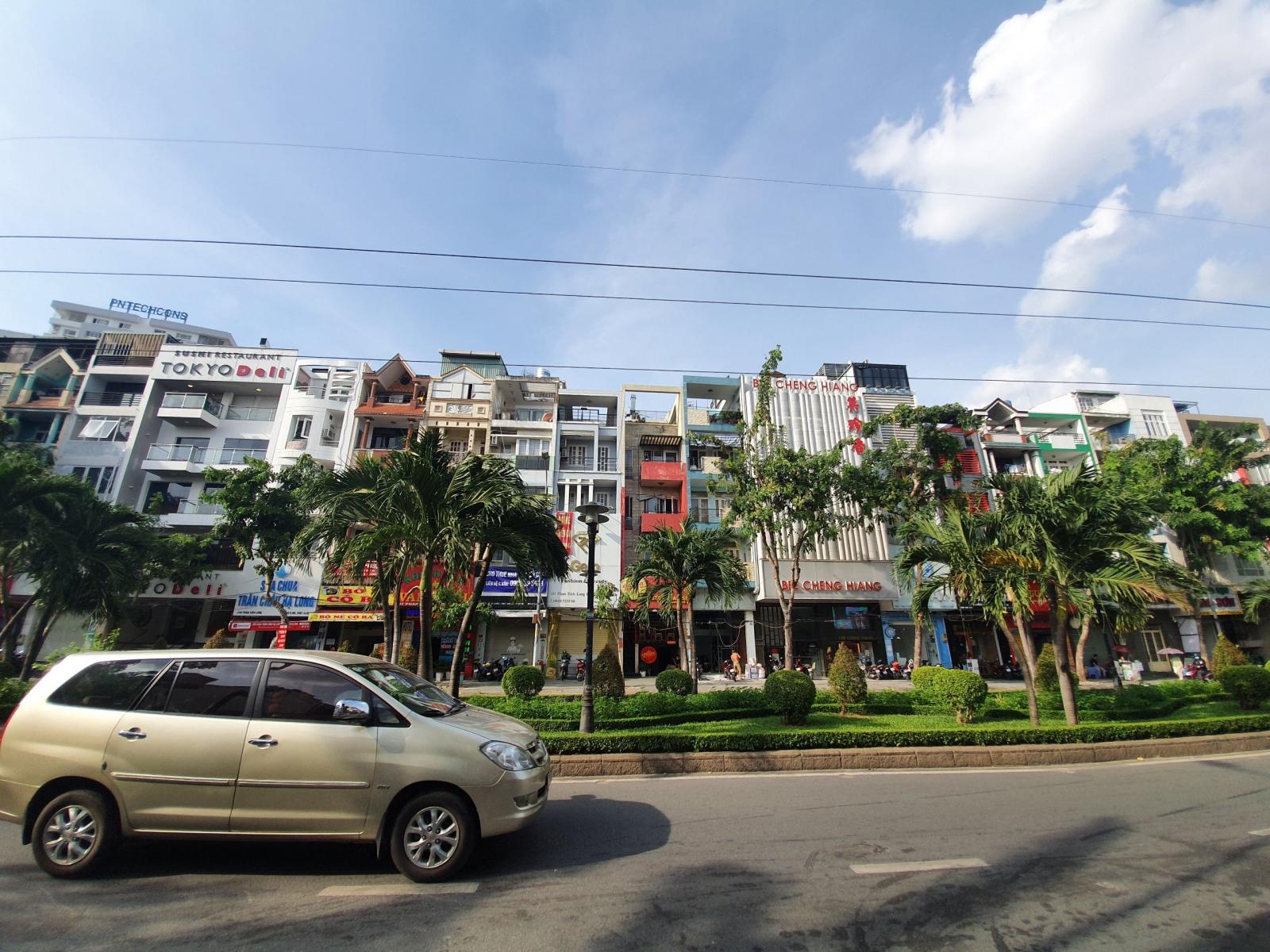 Bán nhà 4 lầu mặt tiền gần ngã tư Phú Nhuận - p.9 - Phú Nhuận. 
