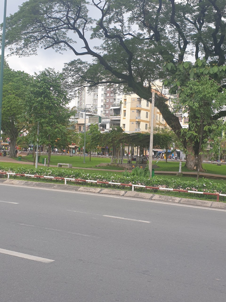 Bán đường mặt tiền đường Bạch Đằng, đối diện công viên Gia Định DT:4x25  giá 21,5 tỷ 