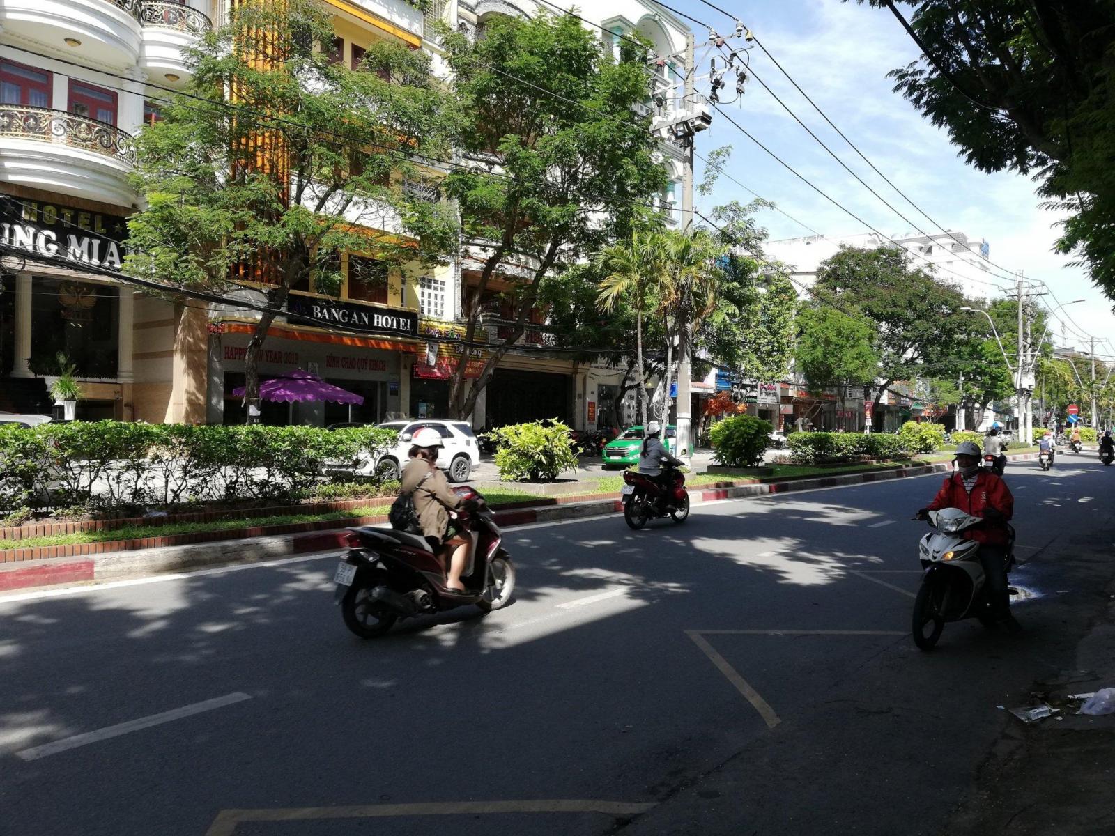 Bán gấp nhà 2 mặt tiền đường Phan Xích Long, P2, Quận Phú Nhuận. DT: 8x18m siêu vị trí