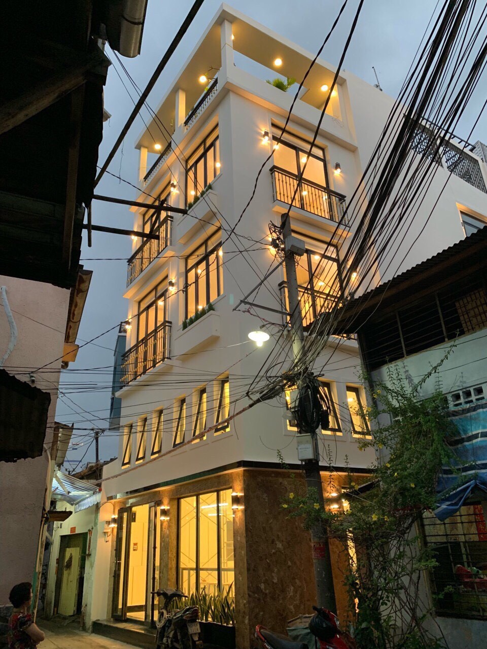 Nhà 5 tầng đường gần 40 Trần Quang Diệu; ngang 4.2m dài 17m cho thuê 45 triệu tháng