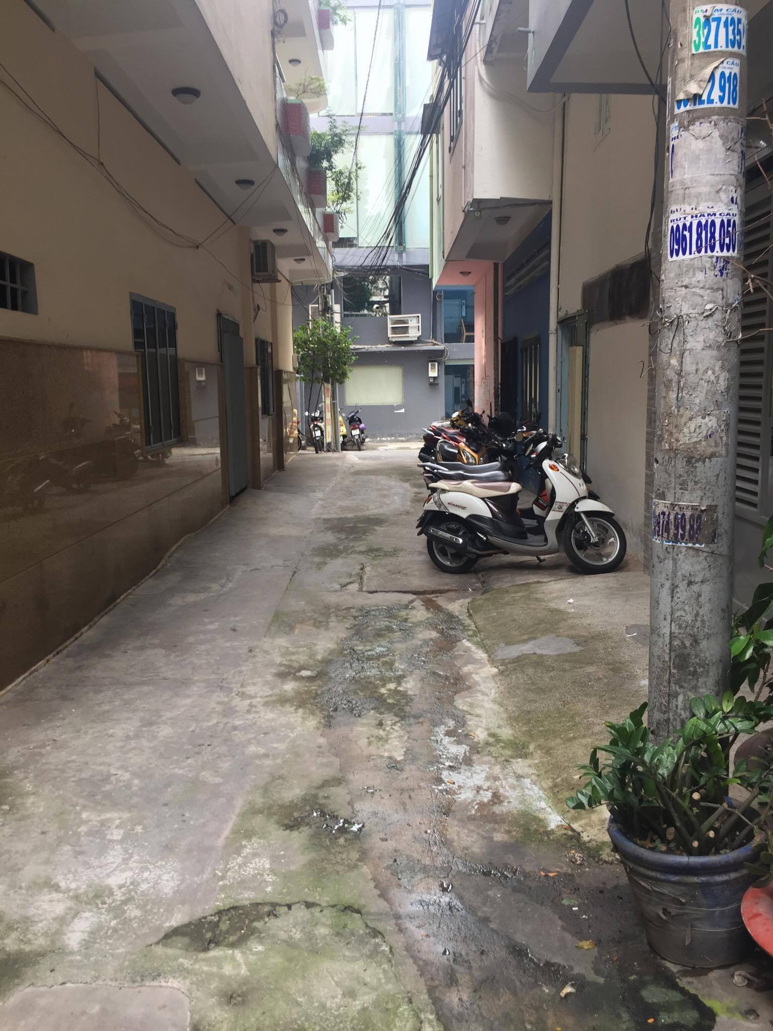 Nhà 1 trệt 2 lầu, sân thượng hẻm xe tải cách mặt tiền 20m, DT: 4x15m, giá: 9 tỷ TL.