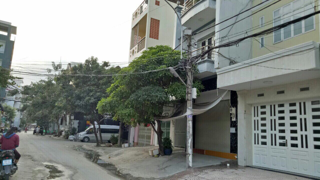 Bán nhà đẹp đường D40, P.Phú Thuận Quận 7