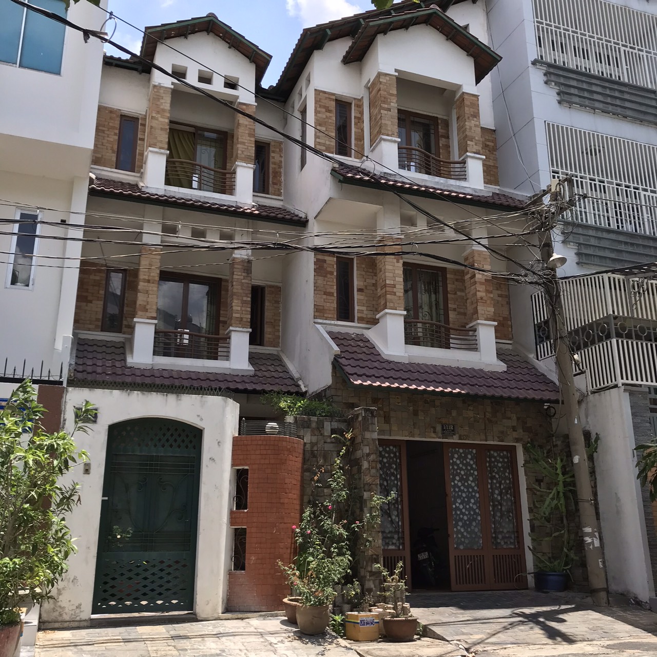 Bán biệt thự tặng kèm nhà 1 căn nhà đang cho thuê Nguyễn Trọng Tuyển, P. 1, Tân Bình. DT 161m2, 17 tỷ