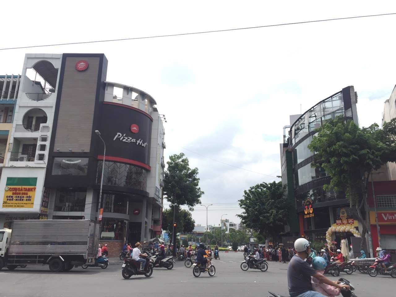 Bán tòa building mặt tiền ngay trường chinh, Tân Bình, DT: 8.6 x 20m, hầm 6 lầu HĐT: 140tr