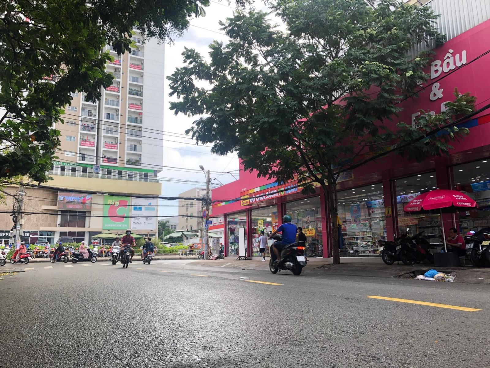 Cần tiền nên bán gấp nhà 2 tầng đường MT Nguyễn Thị Minh Khai Q3 ngang rất rộng đến 4m.