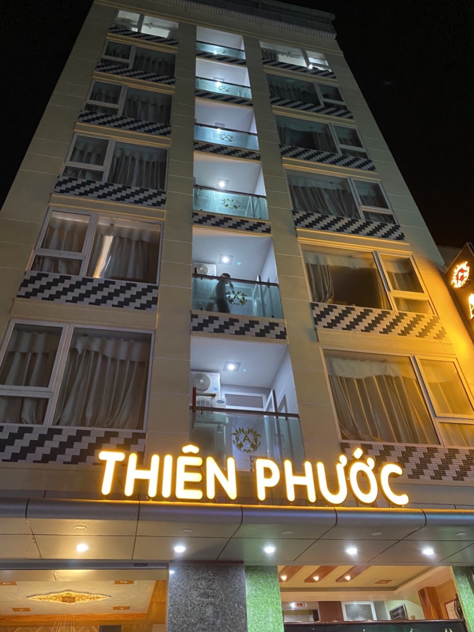 Bán khách sạn Hoàng Việt - Út Tịch đẹp nhất khu đệ nhất khách sạn, 14x20m trệt 9 lầu