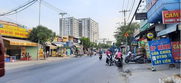Bán nhà mặt tiền đang kinh doanh Lê Văn Khương, Hóc Môn, 300m2 (10x30m), giá 18 tỷ.