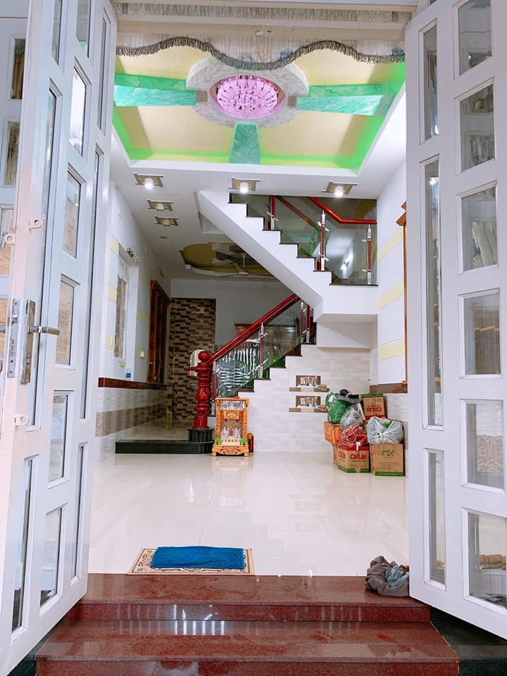 Bán nhà mặt tiền Lê Thị Riêng, ngay UBND Quận 12,  4 tầng, giá 5.2 tỷ