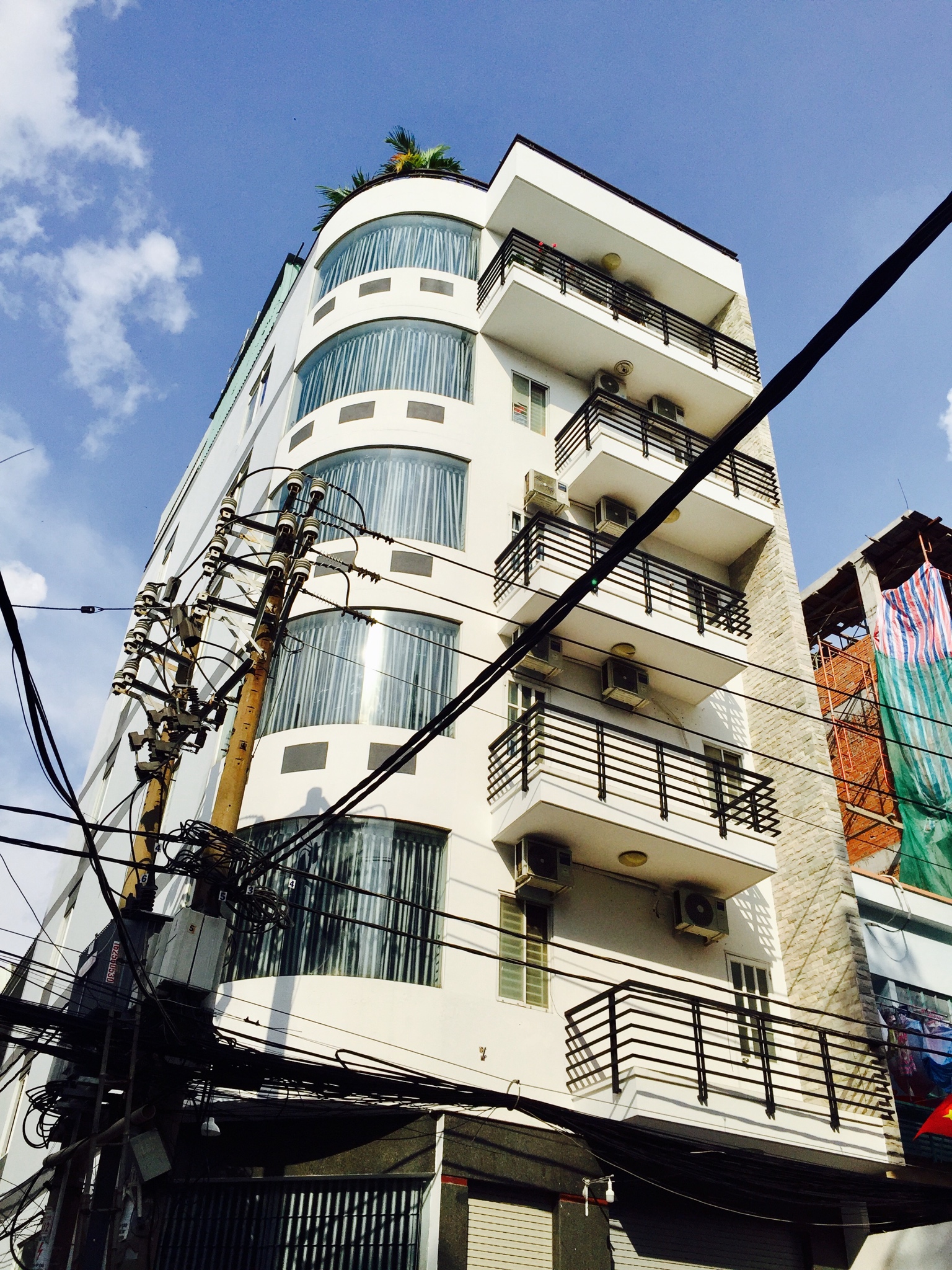 Bán tòa nhà góc 2 mặt tiền đường Nguyễn Trãi, Quận 5, DT: 5.5 x 15m, thuê 100r/th