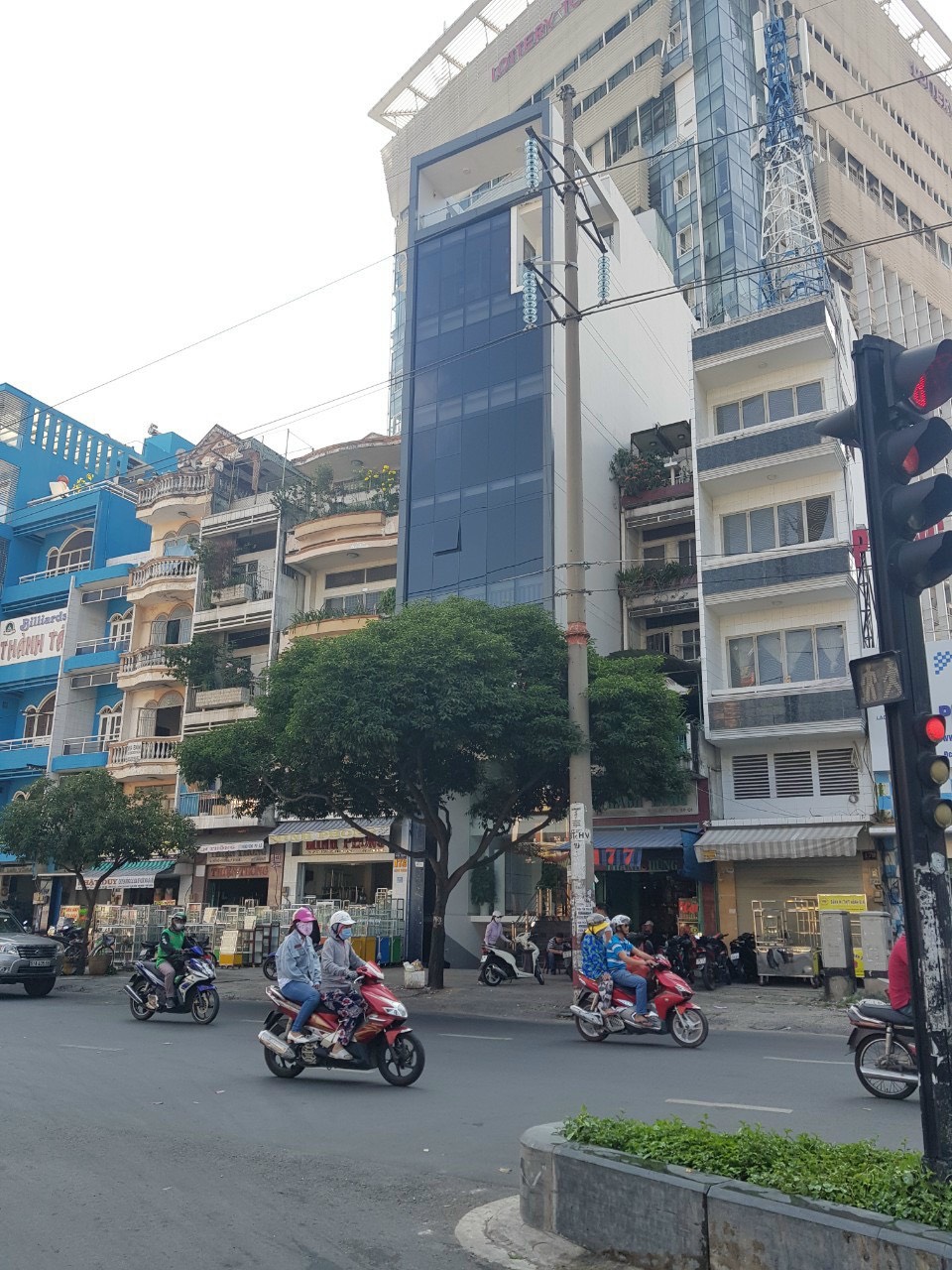 Bán nhà mặt tiền đường Hoàng Văn Thụ, DT: 4*25M, 5 tầng góc 2 mặt tiền nhà mới 100%