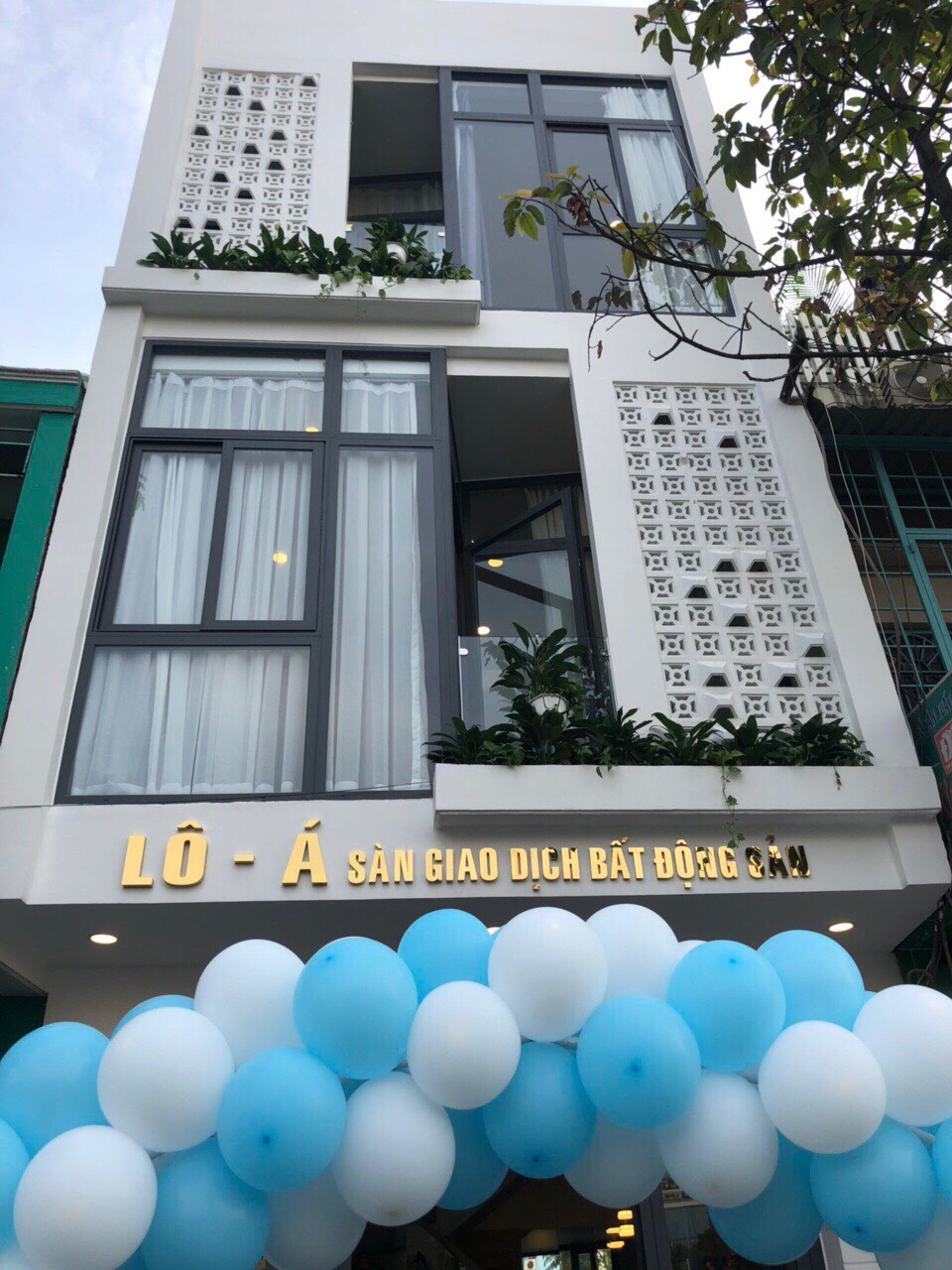 Bán nhà mặt tiền Trường Sơn p2 quận Tân Bình, DT 4.3x21m, nhà 3 lầu đẹp, giá chỉ 25 tỷ