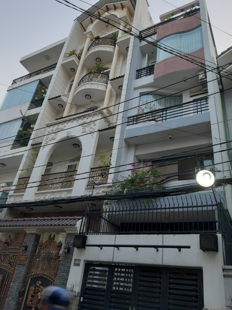 Bán nhà mặt tiền đường Lý Chính Thắng, DT 3.7x17, 5 tầng, giá 23,5 tỷ