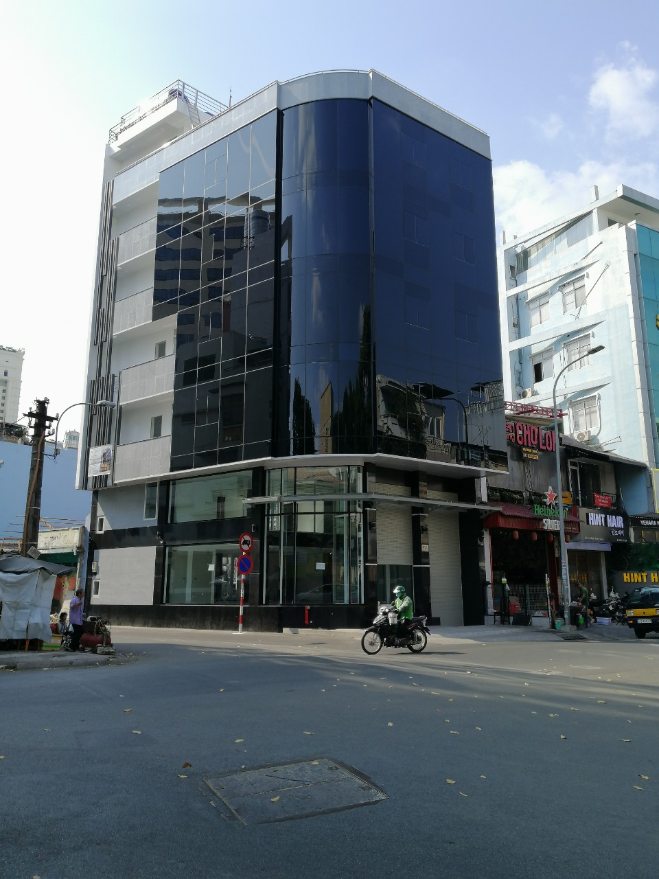 Cho thuê tòa Building ngay ngã 3 Trần Quốc Toản – Pasteur, Quận 3, Dt 8.6x16m, hầm 5 tầng, giá 345tr/th